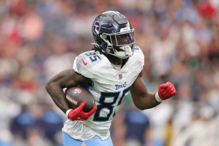 Fantasy Football Start ’em, Sit ’em: Week 17 TEs Include Chig Okonkwo